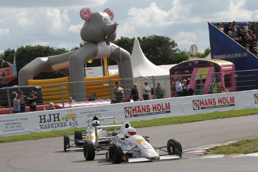 Mads Hoe foran Martin Harritz Nielsen.
(Foto: Motorsporten.dk)